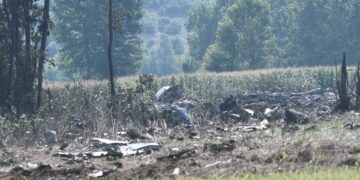 Συντρίμμια του μεταγωγικού αεροσκάφους τύπου Antonov που κατέπεσε έξω στην κοινότητα Αντιφιλίππων του δήμου Παγγαίου, δυτικά της Καβάλας,
(φωτ.: ΜΟΤΙΟΝΤΕΑΜ / Eurokinissi)