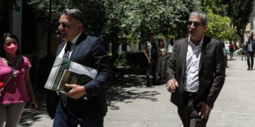 Ο τραγουδιστής Θέμης Αδαμαντίδης μαζί με τον δικηγόρο του Αλέξη Κούγια, νωρίτερα, κατά την προσέλευση στα δικαστήρια της οδού Ευελπίδων για να δικαστεί στο Αυτόφωρο Τριμελές Πλημμελειοδικείο της Αθήνας
(φωτ.: Βασίλης Ρεμπάπης/EUROKINISSI)