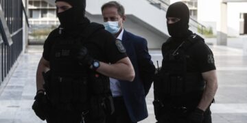 Ο σκηνοθέτης και ηθοποιός Δημήτρης Λιγνάδης κατά την προσέλευσή του, με συνοδεία αστυνομικών σήμερα, στο ΜΟΔ
(φωτ.: Σωτήρης Δημητρόπουλος/EUROKINISSI)