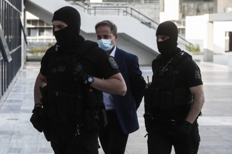 Ο σκηνοθέτης και ηθοποιός Δημήτρης Λιγνάδης κατά την προσέλευσή του, με συνοδεία αστυνομικών σήμερα, στο ΜΟΔ
(φωτ.: Σωτήρης Δημητρόπουλος/EUROKINISSI)