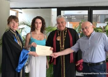 Στη φωτογραφία η απόφοιτος, με τον πρύτανη του ΑΠΘ, την κοσμητόρισσα της ΣΘΕ και τον πρόεδρο του Τμήματος Μαθηματικών
(φωτ.: facebook.com/sci.auth.gr)