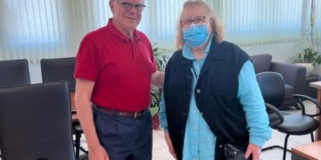 Ο πρόεδρος της Διοικούσας Επιτροπής του ΕΑΠ Οδυσσέας – Ιωάννης Ζώρας με την γιαγιά- φοιτήτρια Αλεξάνδρα Αντωνάτου (Φωτ.: Ελληνικό Ανοιχτό Πανεπιστήμιο)