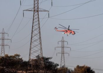 Εικόνα από τη φωτιά που ξέσπασε νωρίτερα, στη Μάνδρα Αττικής (φωτ.: EUROKINISSI / Σωτήρης Δημητρόπουλος)