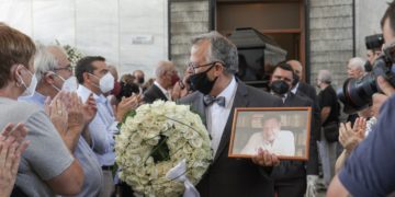 Η πολιτική κηδεία του Ηλία Νικολακόπουλου στο Α΄ Νεκροταφείο (Φωτ.: Eurokinissi/Βασίλης Ρεμπάπης)