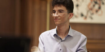 Ο μαθητής από το Ιράν Kourosh Baygi Nourmohammadi, που αρίστευσε στις πανελλήνιες εξετάσεις, κατά τη συνάντησή του με τον Κυριάκο Μητσοτάκη στις 4/7/2022 (φωτ.: ΑΠΕ-ΜΠΕ / Γραφείο Τύπου Πρωθυπουργού / Δημήτρης Παπαμήτσος)