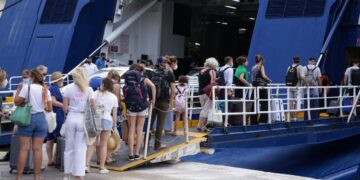 Κίνηση στο λιμάνι του Πειραιά από εκδρομείς που αναχωρούν για τα νησιά (Φωτ. αρχείου: Αναστάσης Ναρεκιάν/ EUROKINISSI)