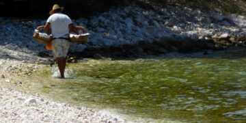 Πλανόδιος πωλητής πουλάει φρούτα και λουκουμάδες  (Φωτ. αρχείου: Eurokinissi/Γιώργος Κονταρίνης)