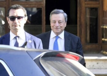 Ο Μάριο Ντράγκι, σήμερα, ενώ φεύγει από το σπίτι του στη Ρώμη (φωτ.: EPA/ CLAUDIO PERI)