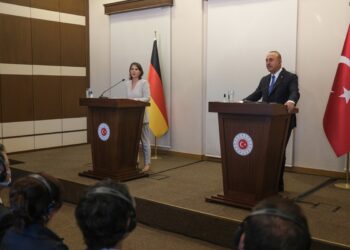 Κοινές δηλώσεις του υπουργού Εξωτερικών της Τουρκίας Μεβλούτ Τσαβούσογλου και της υπουργού Εξωτερικών της Γερμανίας Αναλένα Μπέρμποκ στην Κωνσταντινούπολη (Φωτ.: EPA/Sedat Suna)
