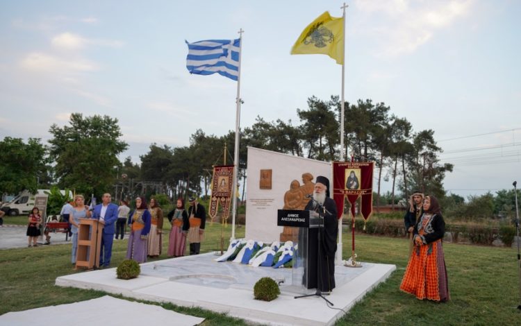 Στιγμιότυπο από τα αποκαλυπτήρια του Μνημείου Προσφύγων εκ Φαράσων Καππαδοκίας & Ιδρυτών Πλατέος Ημαθίας, από τον Μητροπολίτη Βεροίας, Ναούσης και Καμπανίας Παντελεήμων (φωτ.: Σύλλογος Καππαδοκών Πλατέος «Ο Βαρασός»)
