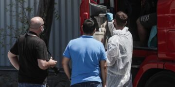 Νεκρός εντοπίστηκε άνδρας μέσα σε  φορτηγό στην οδό Κέννεντυ, σε πάρκινγκ της Λαχαναγοράς του Ρέντη, Παρασκευή 29 Ιουλίου 2022. (Φωτ.: Eurokinissi/Σωτήρης Δημητρόπουλος)