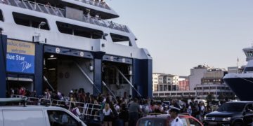 Αναχώρηση ταξιδιωτών από το λιμάνι του Πειραιά για τα νησιά του Αιγαίου το πρωΐ της Παρασκευής 1 Ιουλίου 2022. (Φωτ.: Eurokinissi/Αναστάσης Ναρεκιάν)