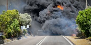 Σε εξέλιξη μεγάλη πυρκαγιά στα Κρέστενα στην Ηλεία, εκκενώνεται o οικισμός Σκυλλουντία, Κυριακή 24 Ιουλίου 2022 (ilialive.gr/Γιάννης Σπυρούνης/Eurokinissi)