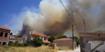 Εκκένωση του χωριού Βρίσα στην Λέσβο, Κυριακή 24 Ιουλίου 2022. ( Φωτ.: Παναγιώτης Μπαλάσκας/Eurokinissi)