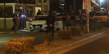 Στιγμιότυπο μετά τη συμπλοκή αστυνομικών και δράστη στους Αγίους Αναργύρους (φωτ.: Χρήστος Μπόνης / EUROKINISSI)