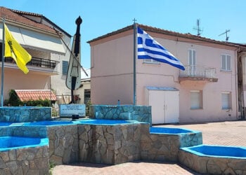 Η ποντιακή λύρα στην πλατεία της Άρδασσας (φωτ.: Twitter / Σάββας Καλεντερίδης)