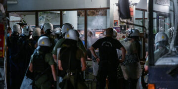 Επέμβαση της Αστυνομίας στην πλατεία των Εξαρχείων για την απαγόρευση φεμινιστικής πορείας (φωτ.: EUROKINISSI / Τατιάνα Μπόλαρη)