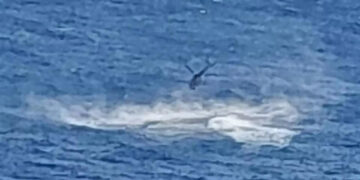 Η στιγμή της πτώσης του ελικοπτέρου στη θαλάσσια περιοχή του Αγίου Μηνά στη Σάμο (πηγή: samos24.gr)