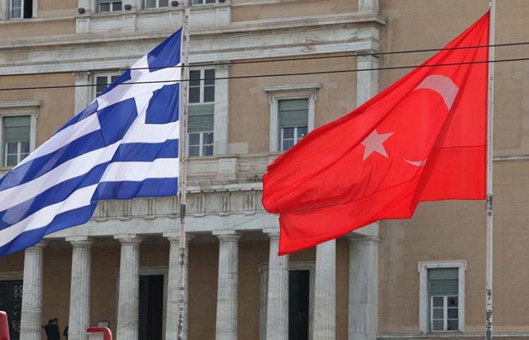 Οι σημαίες της Ελλάδας και της Τουρκίας έξω από τη Βουλή (φωτ.: EUROKINISSI / Γιάννης Παναγόπουλος)