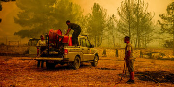 Εθελοντές στην κατάσβεση της φωτιάς Λέσβο, στην περιοχή Ρογκάδα των Βατερών (φωτ.: EUROKINISSI / Παναγιώτης Μπαλάσκας)