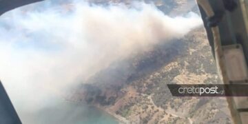 Πυροσβέστες επιχειρούν μέσα από ελικόπτερο την από αέρος κατάσβεση των πυρκαγιών (φωτ. cretapost.gr)