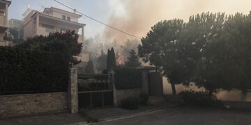 Δεύτερη ημέρα της καταστροφικής πυρκαγιάς (φωτ.: EUROKINISSI / Σωτήρης Δημητρόπουλος)