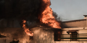 Σπίτια έχουν παραδοθεί στις φλόγες (φωτ.: EUROKINISSI / Τατιάνα Μπόλαρη)