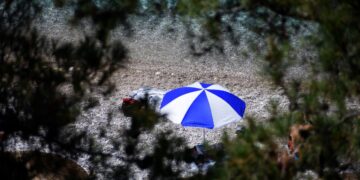 Λίψη από την παραλία Αρβανιτιά στο Νάυπλιο (φωτ. αρχείου: EUROKINISSI / Βασίλης Παπαδόπουλος)