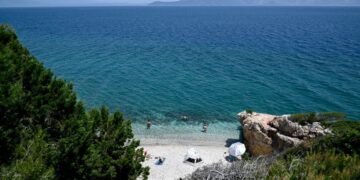 Λουόμενοι σε παραλία της Αττικής στον Ευβοϊκό κόλπο (φωτ. αρχείου: Μιχάλης Καραγιάννης / EUROKINISSI)