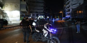 Εικόνα από τις αιματηρές συμπλοκές που άρχισαν στα Κάτω Πατήσια και κατέληξαν στους Αγίους Αναργύρους
(φωτ.: Βασίλης Ρεμπάπης/EUROKINISSI)