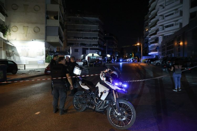 Εικόνα από τις αιματηρές συμπλοκές που άρχισαν στα Κάτω Πατήσια και κατέληξαν στους Αγίους Αναργύρους
(φωτ.: Βασίλης Ρεμπάπης/EUROKINISSI)
