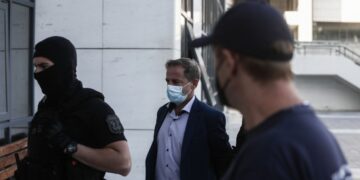 Ο Δημήτρης Λιγνάδης προσέρχεται φρουρούμενος από αστυνομικούς στο δικαστήριο, Τετάρτη 13 Ιουλίου 2022 (φωτ.: EUROKINISSI / Σωτήρης Δημητρόπουλος)