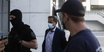 Ο Δημήτρης Λιγνάδης προσέρχεται φρουρούμενος στο δικαστήριο 
(φωτ.: EUROKINISSI / Σωτήρης Δημητρόπουλος)