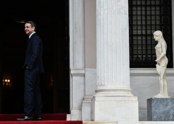 Ο Κυριάκος Μητσοτάκης στην είσοδο του Μεγάρου Μαξίμου (φωτ.: EUROKINISSI / Τατιάνα Μπόλαρη)
