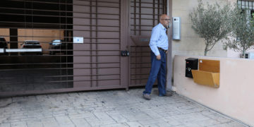 Ο βουλευτής της ΝΔ Μπάμπης Παπαδημητρίου στην είσοδο της πολυκατοικίας του (φωτ.: ΑΠΕ-ΜΠΕ / Γιώργος Βιτσαράς)