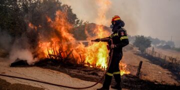 Πυροσβέστης στην περιοχή Ρογκάδα των Βατερών, στη Λέσβο. Σάββατο 23 Ιουλίου 2022  (φωτ.: Παναγιώτης Μπαλάσκας / EUROKINISSI)
