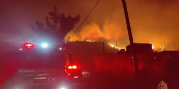 Πυροσβεστικό όχημα στην περιοχή Μέλαμπες Αγίου Βασιλείου Ρέθυμνου (φωτ.: Twitter / Πυροσβεστικό Σώμα)