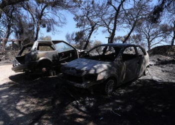 Καμένα αυτοκίνητα, μετά τη χθεσινή πυρκαγιά που ξέσπασε στο Νταού Πεντέλης και πήρε ανεξέλεγκτες διαστάσεις (φωτ.: ΑΠΕ-ΜΠΕ / Γιώργος Βιτσάρας)