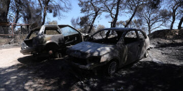 Καμένα αυτοκίνητα, μετά τη χθεσινή πυρκαγιά που ξέσπασε στο Νταού Πεντέλης και πήρε ανεξέλεγκτες διαστάσεις (φωτ.: ΑΠΕ-ΜΠΕ / Γιώργος Βιτσάρας)