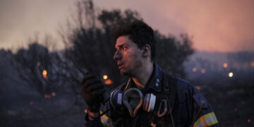 Πυροσβέστες επιχειρούν στην κατάσβεση πυρκαγιάς στην Πεντέλη (φωτ.: ΑΠΕ-ΜΠΕ / Κώστας Τσιρώνης)