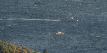 Σκάφη του Λιμενικού και ελικόπτερο που συμμετείχαν στην επιχείρηση έρευνας και διάσωσης στη Σάμο, για το πλήρωμα του ελικοπτέρου (φωτ.: Facebook / Samos Voice)