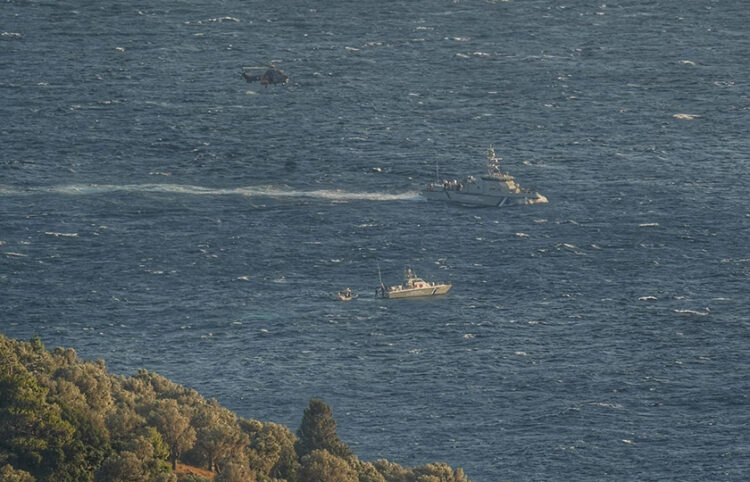 Σκάφη του Λιμενικού και ελικόπτερο που συμμετείχαν στην επιχείρηση έρευνας και διάσωσης στη Σάμο, για το πλήρωμα του ελικοπτέρου (φωτ.: Facebook / Samos Voice)