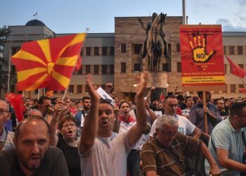 Διαδηλωτές κατά της συμφωνίας με τη Βουλγαρία έξω από το σκοπιανό κοινοβούλιο (φωτ.: EPA / Georgi Licovski)