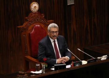 Ο πρόεδρος της Σρι Λάνκα, Γκοταμπάγια Ρατζαπάκσα, στο κοινοβούλιο (φωτ. αρχείου: EPA / Chamila Karunarathne)