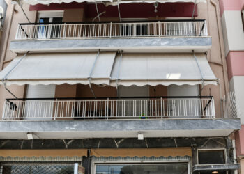 Το σπίτι στην οδό Αραχώβης στο Περιστέρι, όπου 17χρονη βρέθηκε νεκρή στο δωμάτιο της.
(φωτ.: Τατιάνα Μπόλαρη / EUROKINISSI)