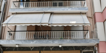 Το σπίτι στην οδό Αραχώβης στο Περιστέρι, όπου 17χρονη βρέθηκε νεκρή στο δωμάτιο της.
(φωτ.: Τατιάνα Μπόλαρη / EUROKINISSI)