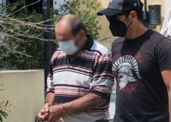 Στον εισαγγελέα ο 70χρονος ο οποίος πυροβόλησε παρέα ανηλίκων που μπήκαν στην αυλή του (φωτ.: EUROKINISSI / Γιάννης Παναγόπουλος)