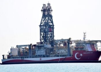 Το πλωτο γεωτρύπανο «Abdulhamid Han» της Τουρκίας, στο λιμάνι της Μερσίνας τον Αύγουστο του 2022 (φωτ.: EPA)