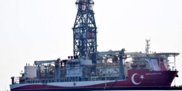 Ένα από τα πλωτά γεωτρύπανα που έχει ήδη στη διάθεσή της η Τουρκία, το «Abdulhamid Han», στο λιμάνι της Μερσίνας τον Αύγουστο του 2022 (φωτ.: EPA)