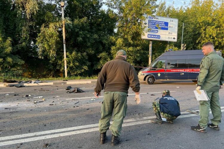 Ρώσοι ερευνητές συλλέγουν στοιχεία από το σημείο που έγινε η έκρηξη στο αυτοκίνητο της Ντάρια Ντούγκινα με αποτέλεσμα να χάσει τη ζωή της (Φωτ.: EPA/Russian Investigative Committee)